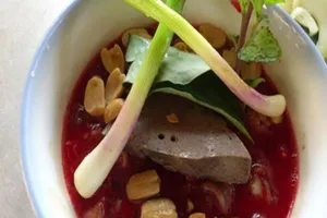 Bị hoại tử chân, tay do ăn tiết canh lợn