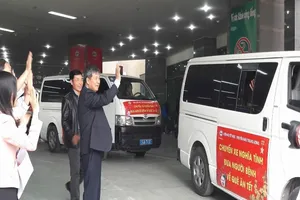 Chuyến xe nghĩa tình chở bệnh nhân nghèo về quê ăn Tết