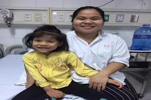 Tết đoàn viên của bệnh nhi bị thủng thực quản