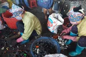 Xét nghiệm máu cho 60 trẻ có nồng độ chì cao