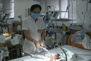 Làm rõ vụ bé sơ sinh nguy kịch vì cắt rốn bằng dao lam