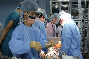 Thủ tướng chúc mừng bệnh nhi được ghép phổi thành công