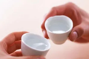 Nhập viện cấp cứu vì súc miệng bằng cồn công nghiệp