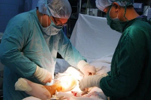 Thông tuyến BHYT sớm ngày nào có lợi cho dân ngày đó