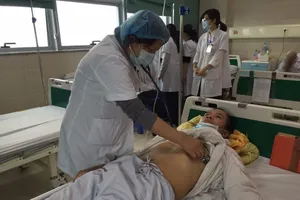 Tưởng bị ho hóa ra hóc hạt hồng xiêm 