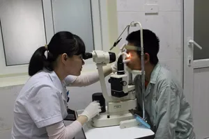 Kính cận vỡ, đâm nhiều mảnh vào mắt bé trai 11 tuổi