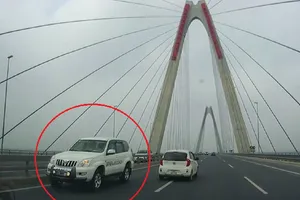 Bộ Y tế giải thích vụ xe biển xanh đi ngược chiều 