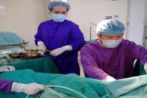 Phẫu thuật thành công cho cô gái có 2 bộ phận sinh dục