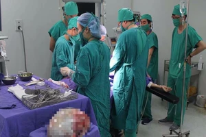 Cắt bỏ khối u nang buồng trứng khổng lồ nặng hơn 6 kg