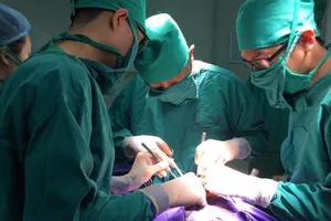 Phẫu thuật cho bệnh nhi không có mông và lỗ hậu môn