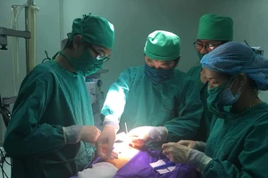 Phẫu thuật ghép sọ não cho bé trai 37 ngày tuổi