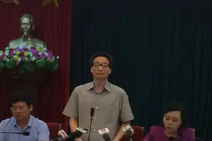 Phó Thủ tướng Vũ Đức Đam đi kiểm tra ổ dịch SXH tại HN