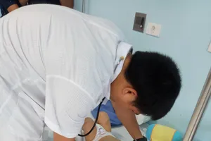 Bé trai bị bạo hành đã qua cơn nguy hiểm