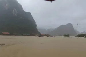 Xã Tân Hóa (huyện Minh Hóa, Quảng Bình) chìm sâu trong biển nước đợt mưa lũ hồi tháng 10-2020. Ảnh: PLO