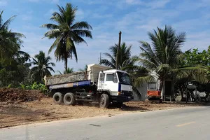 Nhà thầu thi công vỉa hè QL60: Có thất thoát đất