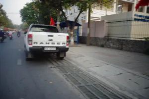 Đậu xe trên nắp mương, coi chừng bị phạt