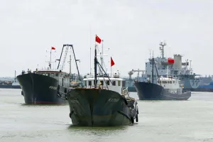 Trăm tàu Trung Quốc ở đá Ba Đầu: Phạm pháp nghiêm trọng!