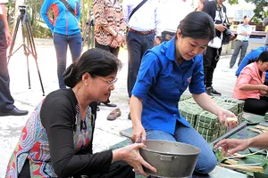 Chủ tịch HĐND TP Nguyễn Thị Quyết Tâm cùng gói bánh, ca hát với chiến sĩ