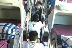 Về thành phố sau Tết, khách phải nằm ngồi la liệt ở đường luồng xe