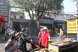 Nửa đêm đã ùa ra đường mua cá lóc nướng cúng thần tài