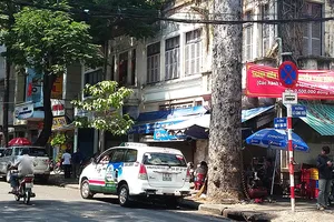 Bí thư Thăng chỉ đạo đặt biển cấm, ô tô vẫn ngang nhiên đậu