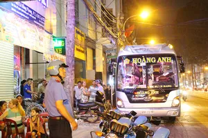 Xe khách vẫn 'lộng hành' trên đường cấm