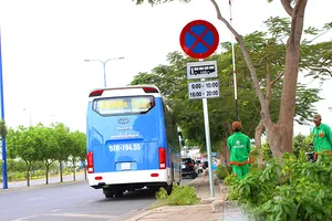 Xe chở khách vẫn cố tình vi phạm quy định cấm dừng
