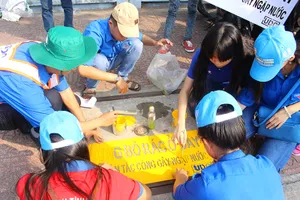 Vớt rác, thả cá hưởng ứng Giờ Trái đất năm 2016