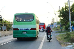 'Hung thần' chở công nhân tung hoành trên quốc lộ 1A