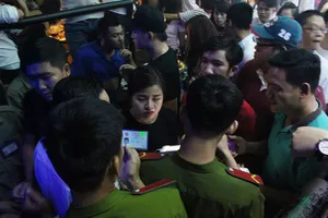 Cảnh sát đột kích vũ trường, hơn 700 khách chơi giữa đêm khuya