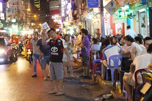 Loạn vỉa hè: Cận cảnh phố ốc Vĩnh Khánh và phố Tây Bùi Viện