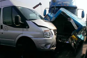 Ô tô 16 chỗ húc 'bay' đầu xe container 