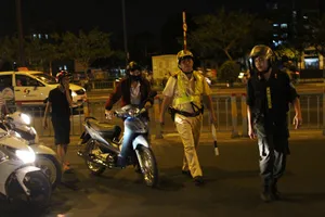 Cảnh sát giao thông chốt chặn, kiểm tra xe “độ” 