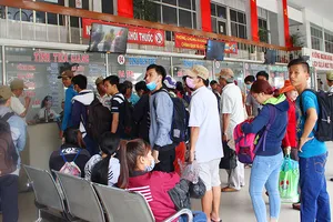 Chùm ảnh: Xếp hàng gửi xe, mua vé về quê dịp giỗ tổ Hùng Vương