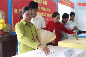 Dân xã đảo Thạnh An dậy từ khuya, bận đồ đẹp để đi bầu cử