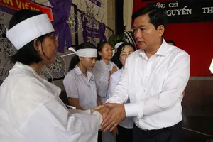 Bí thư Đinh La Thăng viếng ông Nguyễn Thanh Chín