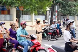 CSGT phải điều tiết ngay tình trạng giao thông phức tạp trước cổng trường