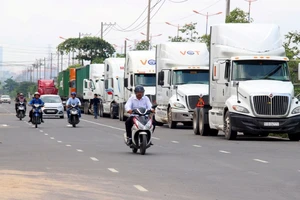 Container 'tung hoành' ở đường song hành Xa Lộ Hà Nội