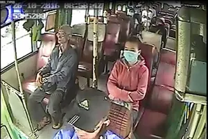 'Nấu cháo' điện thoại, tài xế xe buýt bị tạm ngưng việc