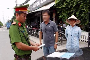 Đi vào đường cấm và 'cãi' với cảnh sát cả buổi sáng