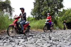 Quy hoạch 'treo' 24 năm, đường đi biến thành suối