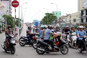 Xuống chân cầu Chữ Y (quận 5) không được rẽ trái