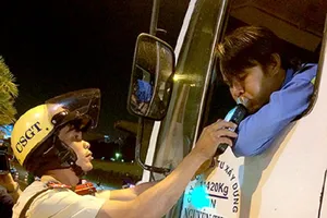 Kiểm tra nồng độ cồn xuyên đêm trong dịp Tết