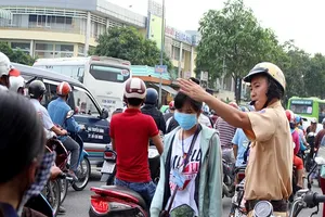 Sau lễ, CSGT phân luồng giảm ùn tắc tại BX Miền Đông