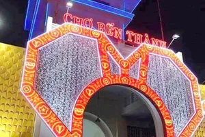 Gỡ bỏ trái tim trang trí ở cổng chợ Bến Thành