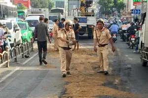 CSGT giúp dân 'hốt' nhớt đổ ra đường