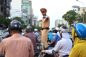 Giải tỏa ùn tắc chân cầu Nguyễn Văn Cừ như thế nào?