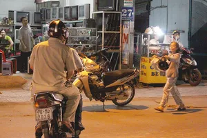 Phạt nóng hàng chục người đi chợ đậu xe dưới lòng đường