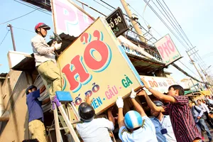 Bình Tân dỡ hàng rào lấn chiếm của Thế giới di động