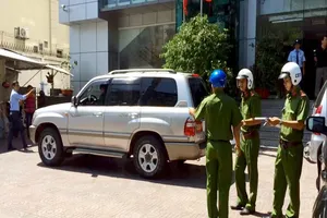 Quận 3 phạt 3 ô tô biển số đỏ đậu chiếm vỉa hè